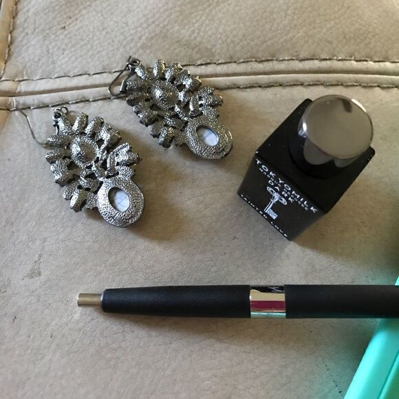 HP❤️ Statement Earrings   - Picture 4 of 6